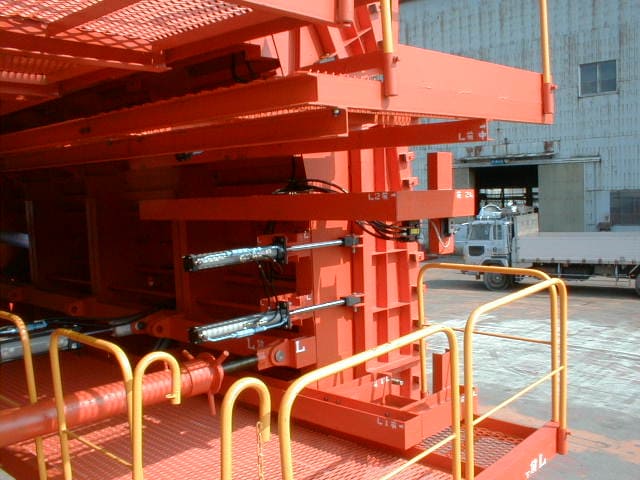 油圧式伸縮妻板